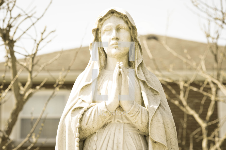 praying statue of Mary 