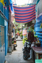 an outdoor market in an alley 