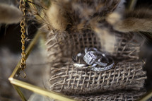 wedding rings on burlap 