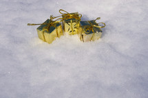 gifts in snow 