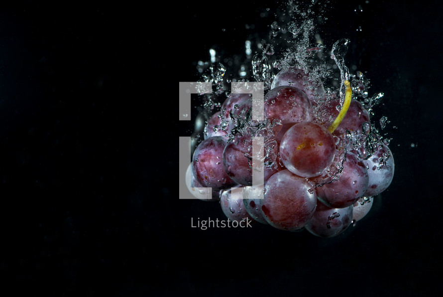 grapes in water with air bubbles