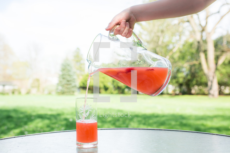 pouring pink lemonade 