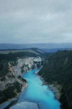 turquoise lake between mountain cliffs 