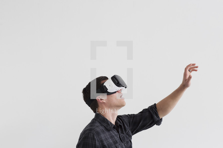 A man wearing VR glasses