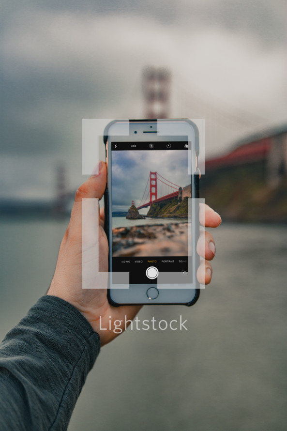 golden gate bridge photograph on a cellphone screen 