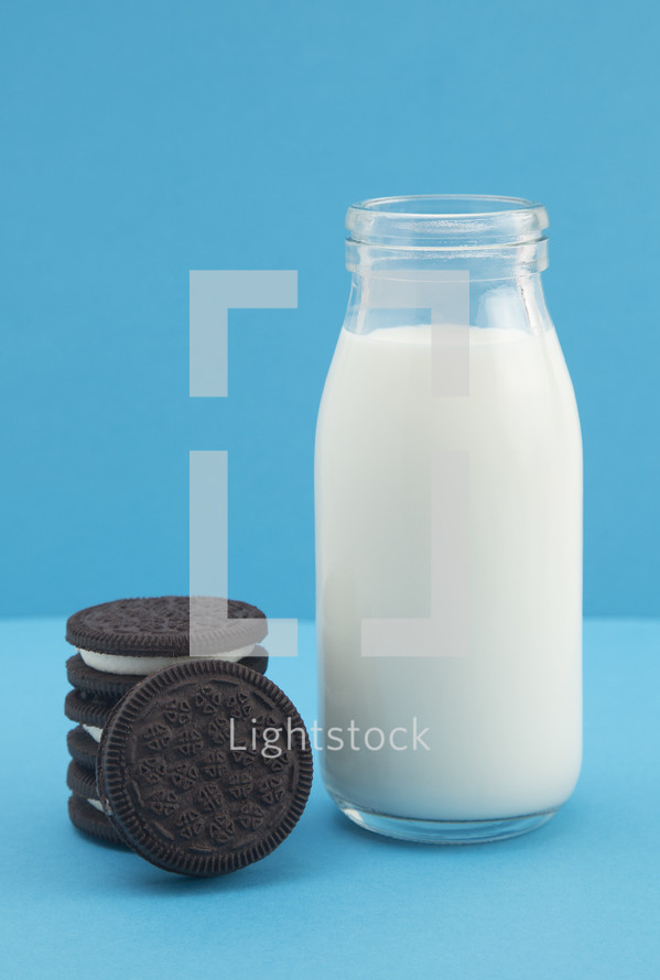 milk and cookies 