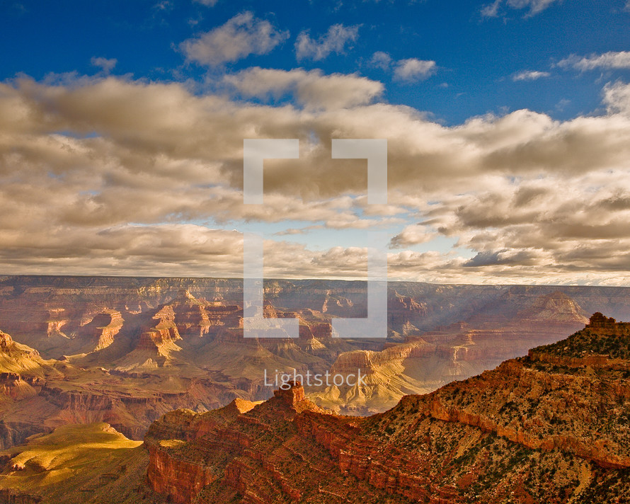 clouds in a blue sky above the Grand canyon 