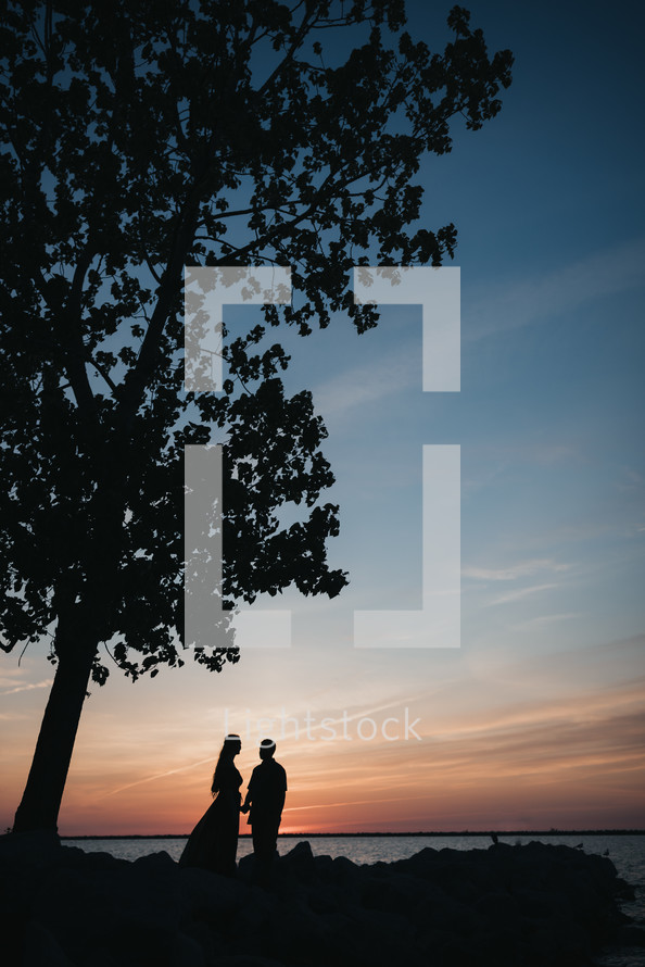 silhouette of a couple at dusk 