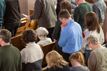 congregation praying 