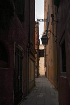 narrow alley between buildings in Italy 
