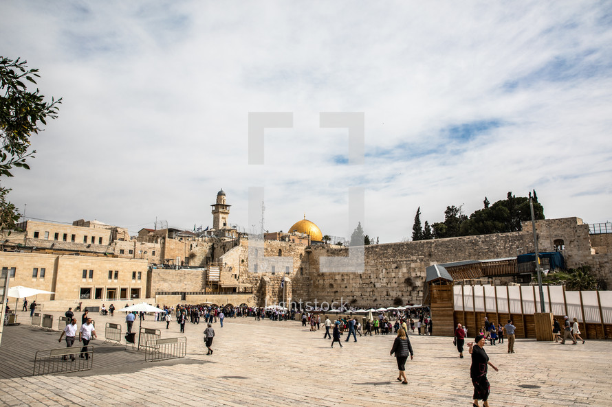 visitors to the western wall in Jerusalem 