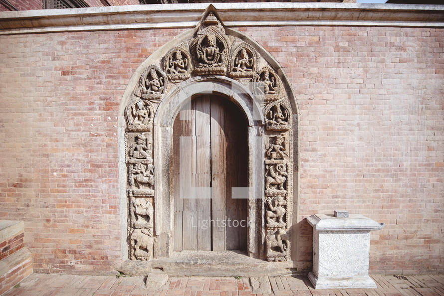 arched doorway in Tibet 