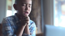 a child praying 