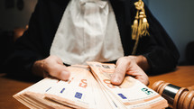 Judge counts the money Euro bribe in the institutional court of appeal
