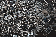 pile of skeleton keys 