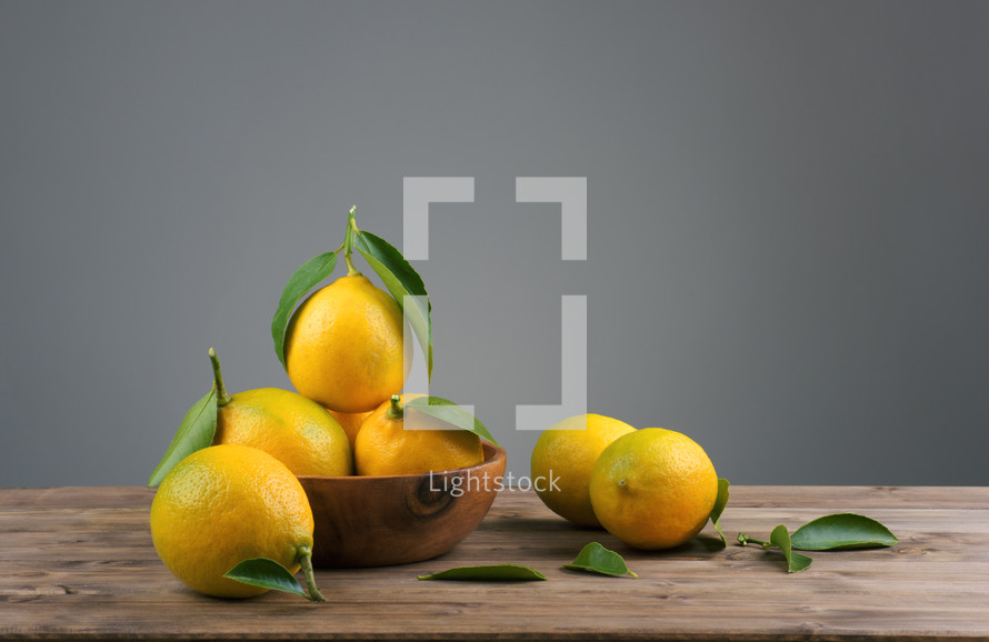 oranges in a bowl 