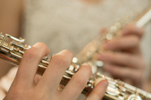 hands on a flute 