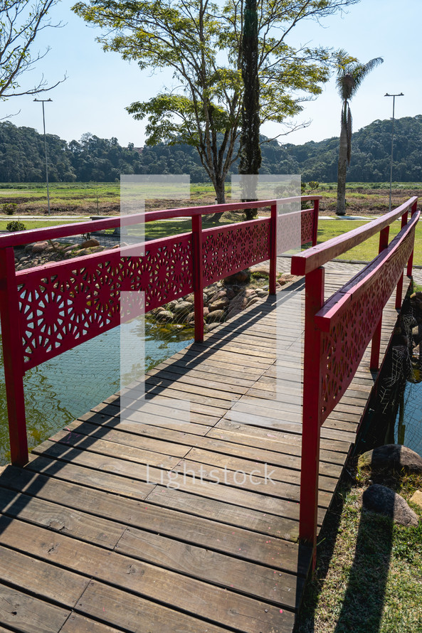 Ribeirão Pires, SP Brazil. August 29, 2024.Beautiful Bridge and pond in the Oriental  Park. Milton Marinho De Moraes.