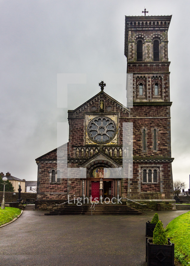 A easy to spot landmark is Lismore Cathedral near the center of the village