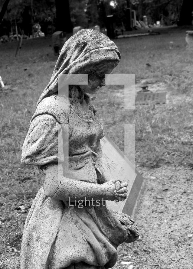 praying girl statue 