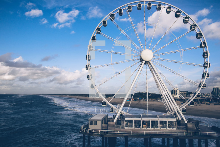 Ferris wheel in the northern ocean