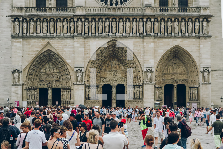 crowds in front of Notre Dame