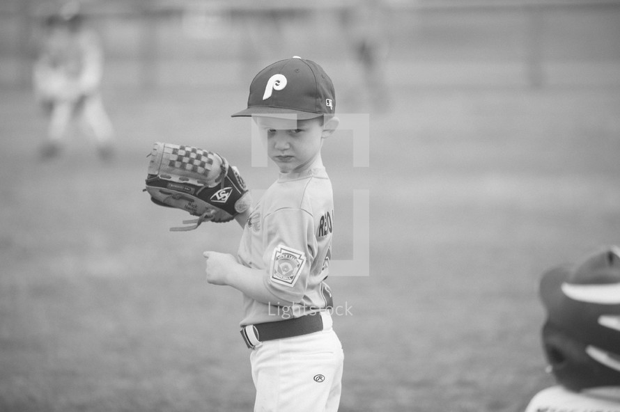 boy child baseball player on the field 