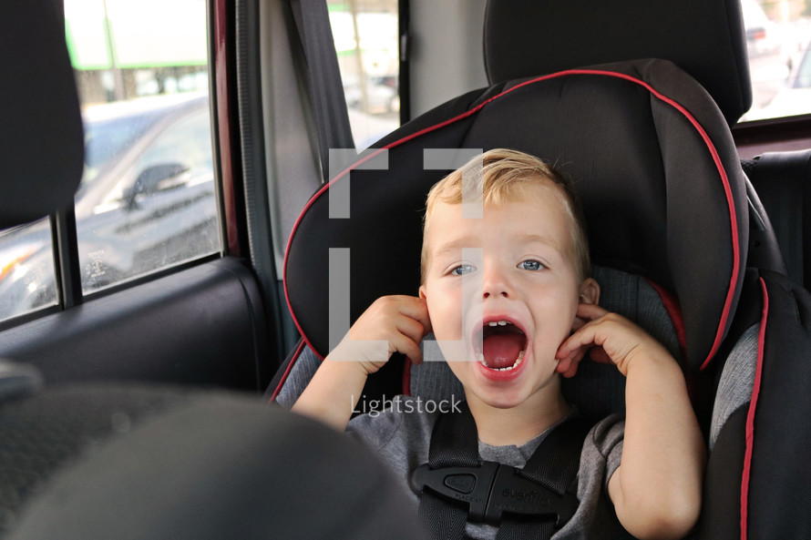 a toddler in a carseat 