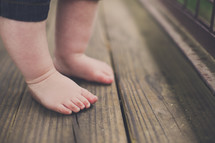 infant feet on wood 
