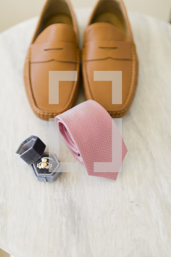 groom's tie and shoes 