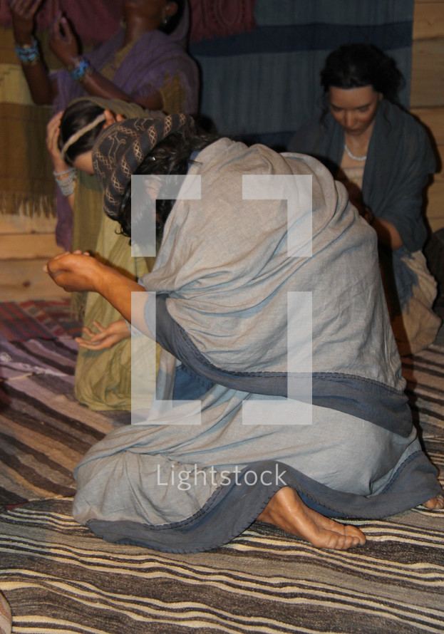 people of Biblical times kneeling in prayer 