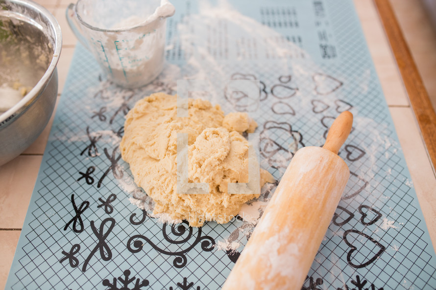 rolling pin and cookie dough 
