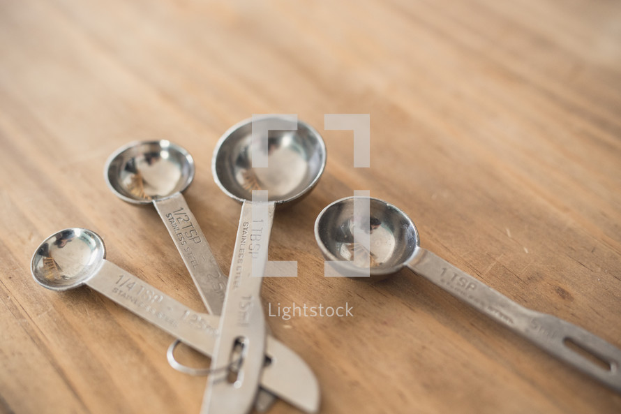 Measuring spoons on a cutting board.
