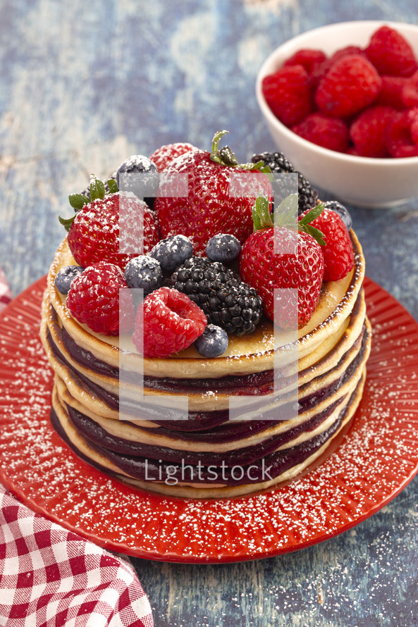 pancakes with berries 