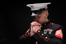 soldier praying 