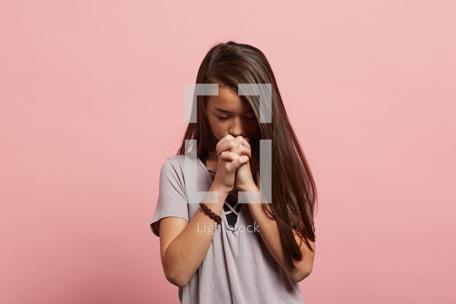 a girl praying 
