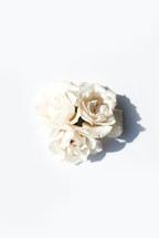three white roses 