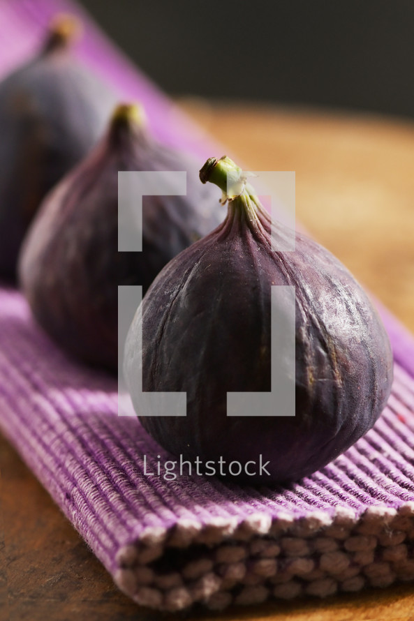 fresh ripe figs 