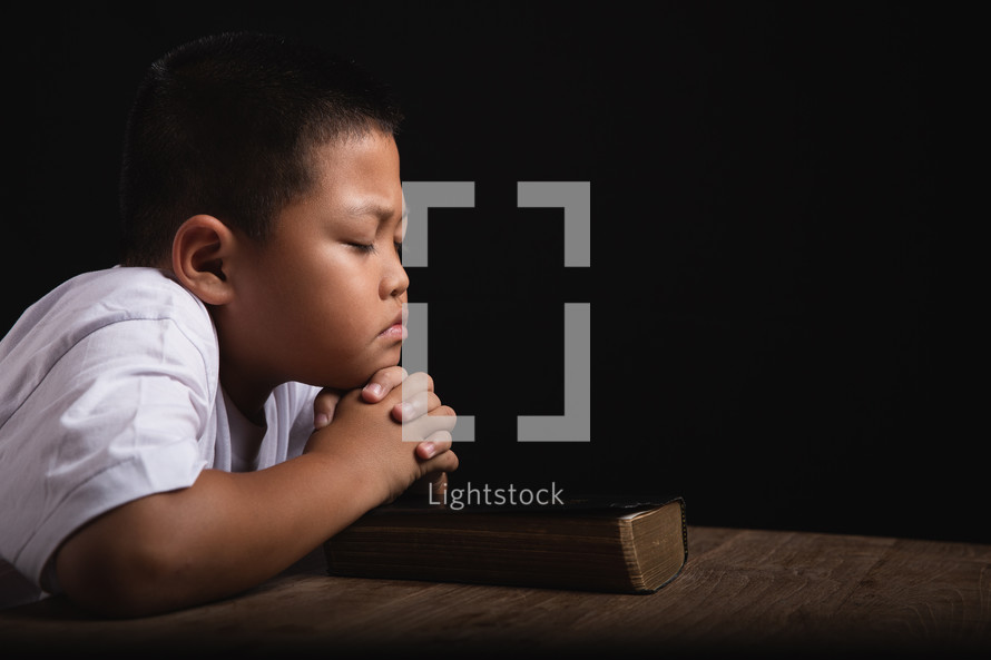 Boy praying to God 
