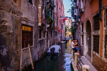 a couple hugging in Venice 