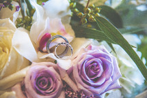wedding rings on flowers 