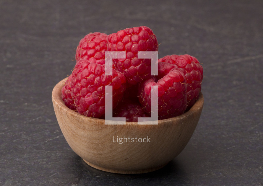 bowl of raspberries 