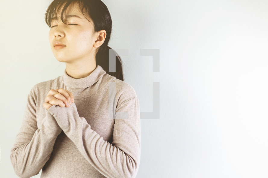 girl praying 