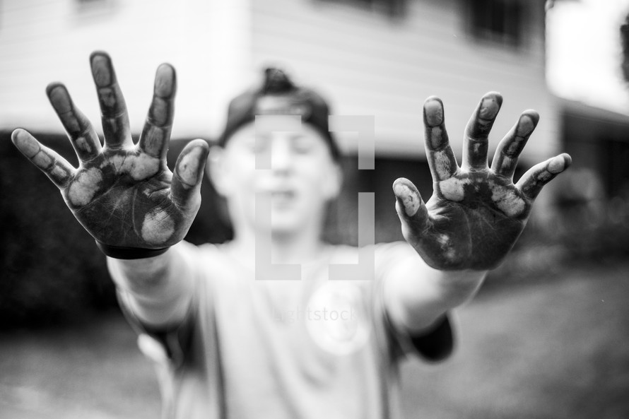 boy with dirty hands 