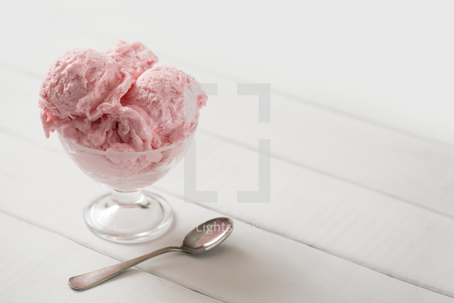 strawberry ice cream 
