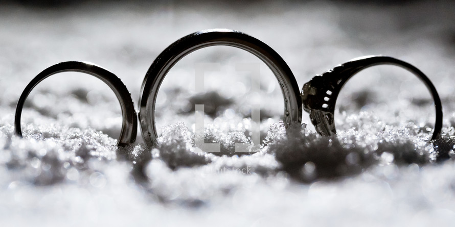 wedding bands in snow