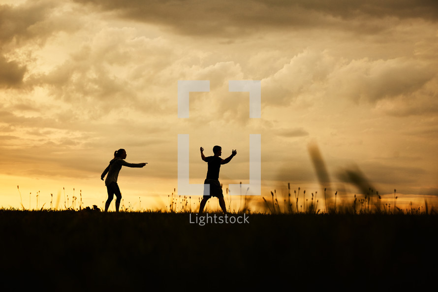 silhouettes of a couple arguing 