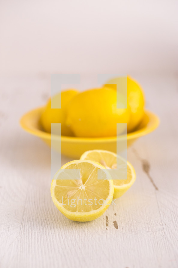 lemons in a bowl 