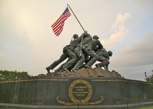 Statue of soldiers raising an American flag.