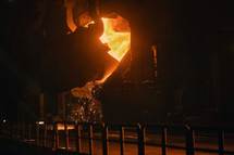 Pouring of hot liquid metal in a steel plant from ladle